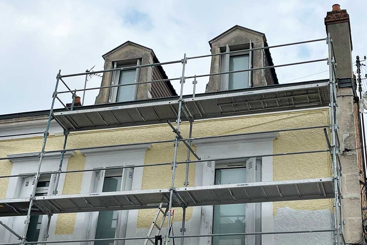 Ravalement de façade maison individuelle en Dordogne avec échafaudage