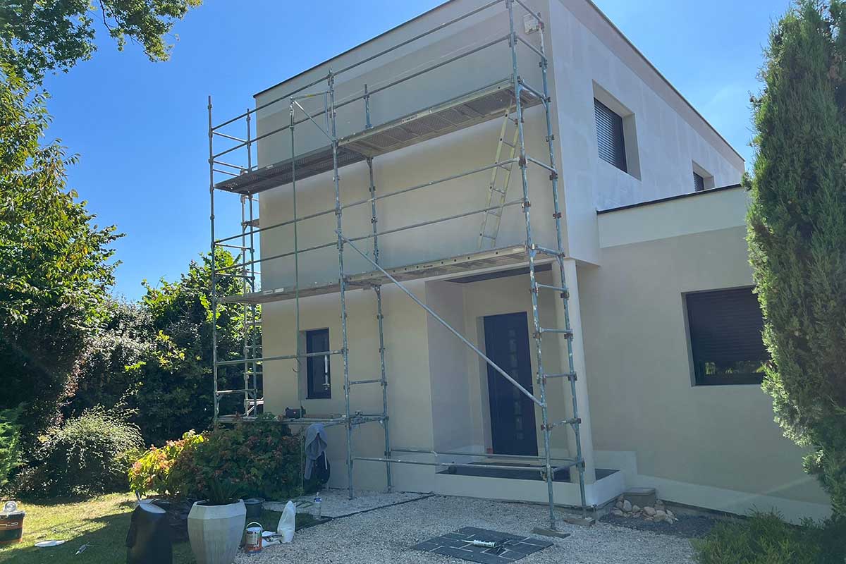 Ravalement de façade maison contemporaine avec échafaudage et enduit neuf