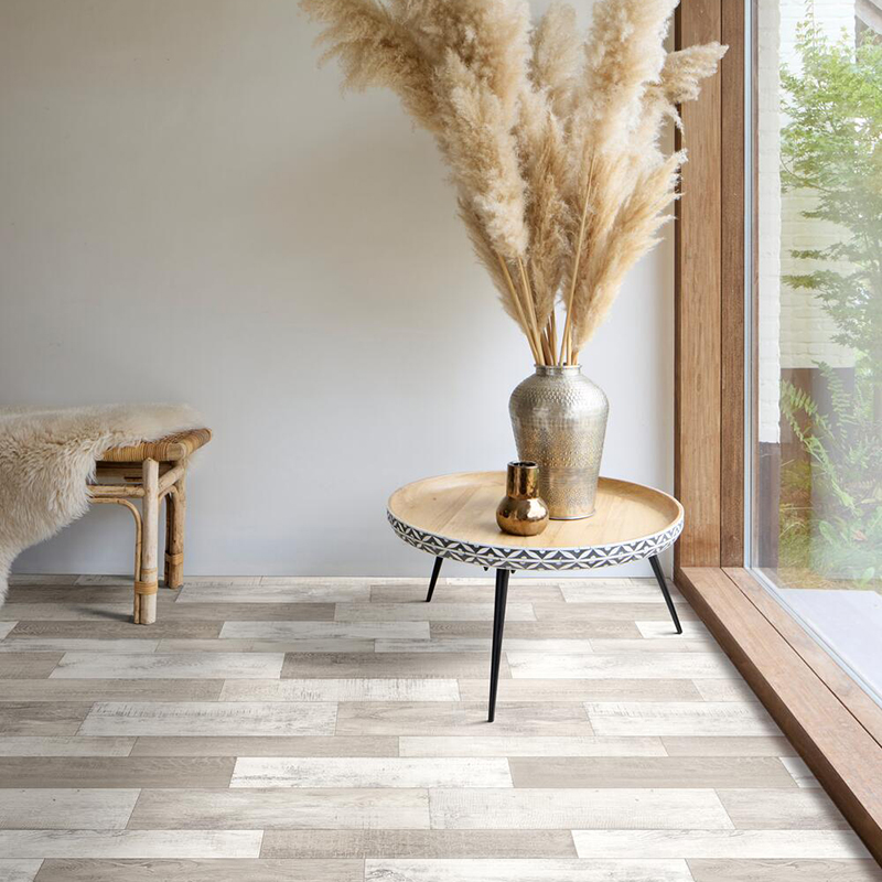   Pièce lumineuse avec sol vinyle imitation bois blanchi
 