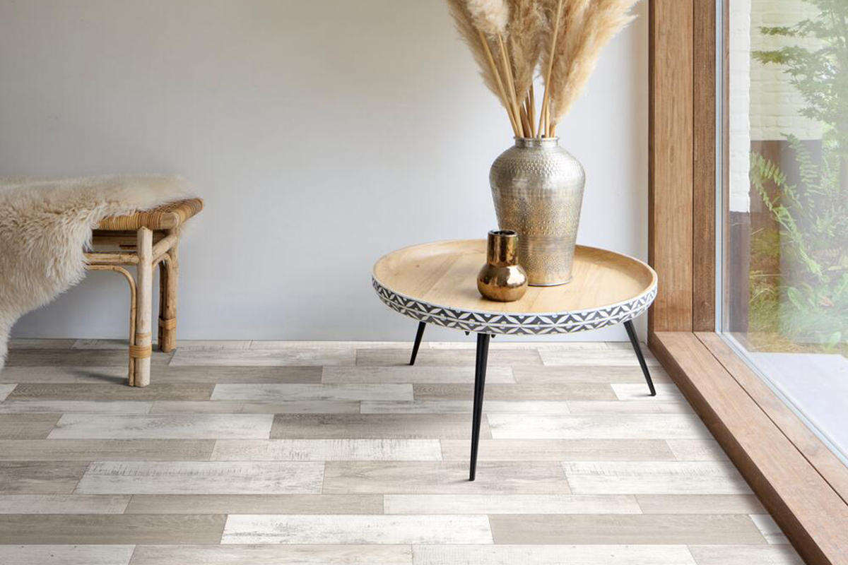 Intérieur lumineux avec sol en lames imitation bois clair