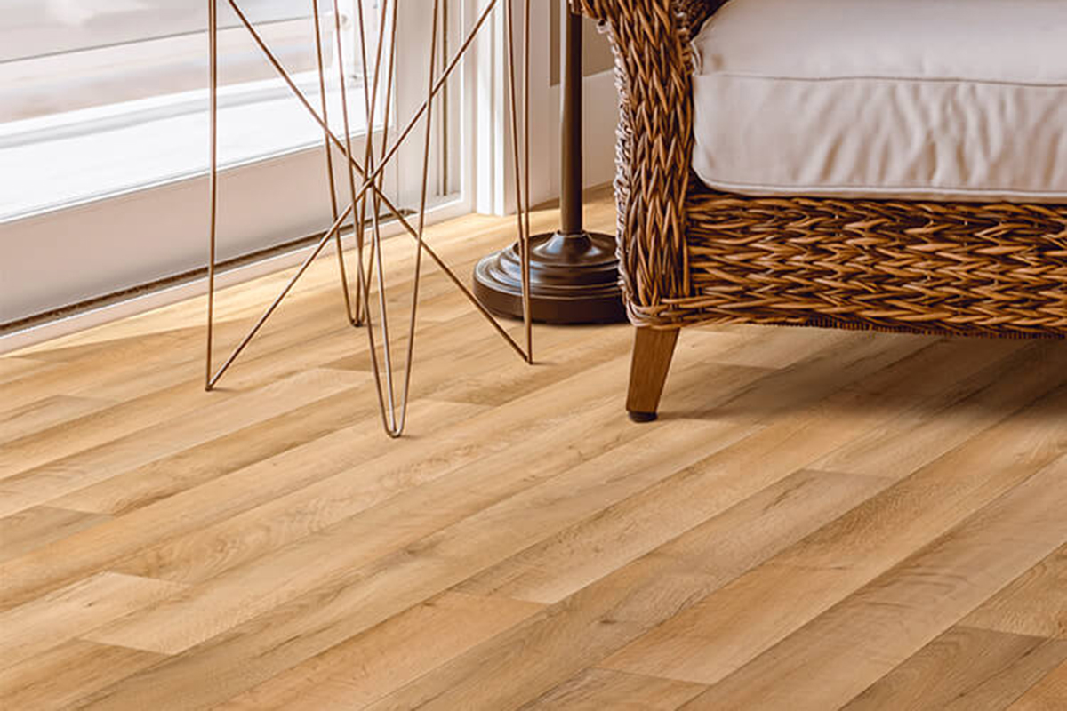 Coin salon avec revêtement de sol imitation parquet en bois naturel