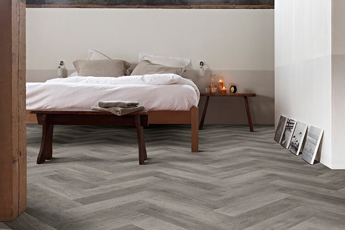 Chambre avec sol vinyle gris posé en chevrons